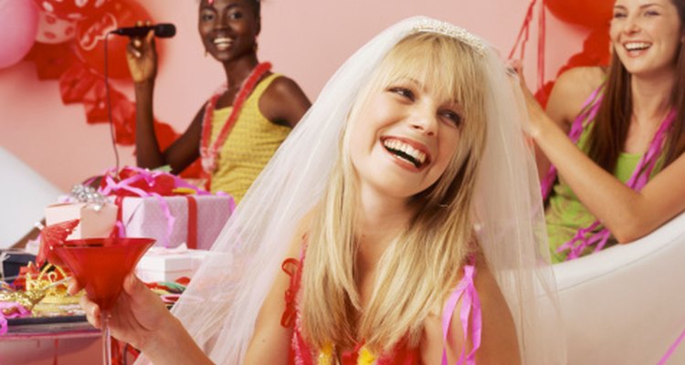 Para la fiesta, escoge decoración femenina o tropical y decora de acuerdo al tema.
