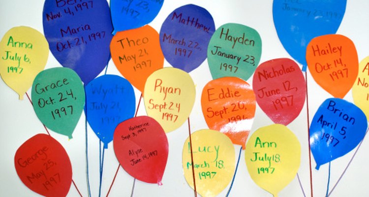 Hacer un listado con forma de globos de los cumpleaños de los estudiantes en la pared, es una manera creativa de estar pendiente de las celebraciones.