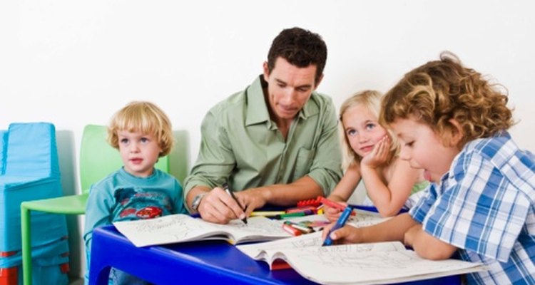 Los niños pueden aprender a través de programas de jardín infantil y preescolar.