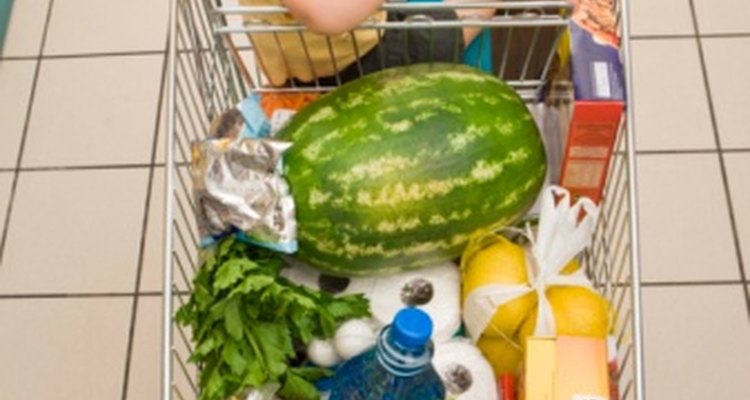 Dejar que los niños ayuden con las compras es un buen comienzo para una vida sana.