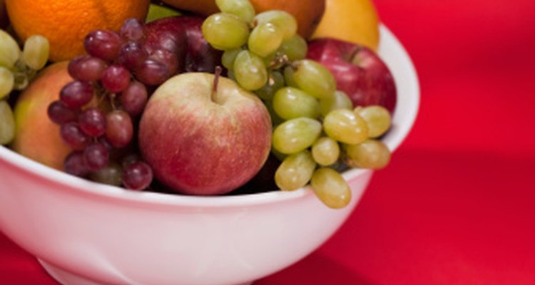 Comparar los frutos del espíritu con frutas reales ayuda a los niños a comprender.
