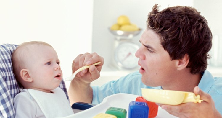 Presenta a tu bebé alimentos nuevos poco a poco para estimular sus papilas gustativas.