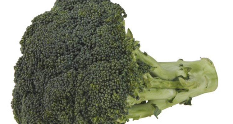 El contenido de fibra del brócoli contribuye con los gases abdominales.