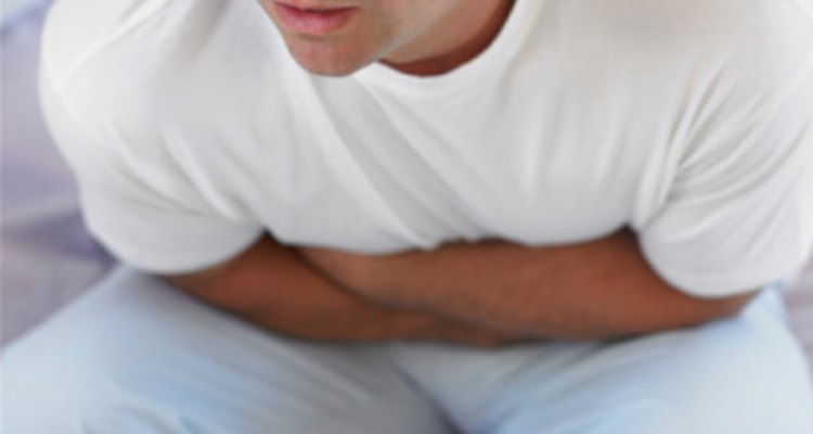 Un dolor abdominal y testicular puede ser el resultado de numerosas condiciones subyacentes.