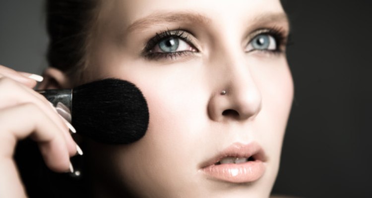 El maquillaje puede ser efectivo para disimular costras faciales.