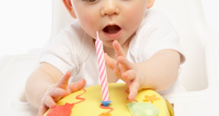 Dale a tu bebé un pastel pequeño decorado con sus colores favoritos.