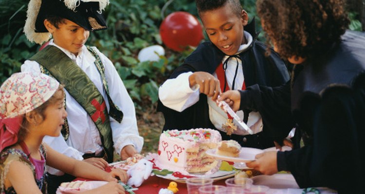 Una fiesta de cumpleaños con temática de Campanita y piratas es adecuada par niños y niñas.