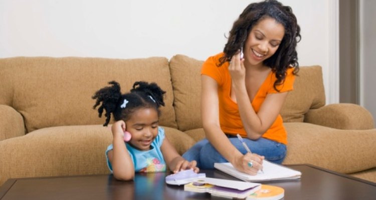 Los padres deben animarse a hablarle de forma adecuada a sus hijos para ayudarlos a desarrollar sus habilidades lingüísticas.