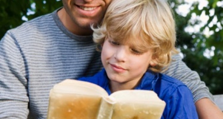 Leer a los niños regularmente les ayuda a desarrollar las habilidades necesarias para aprender a leer.