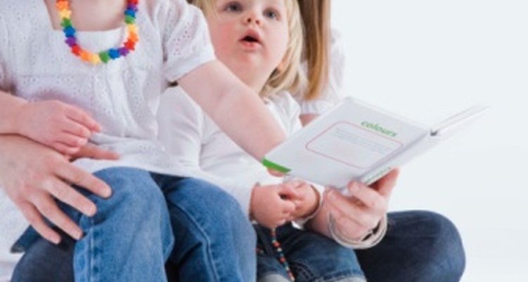 La alfabetización emergente comienza cuando los cuidadores leen o hablan con un niño.