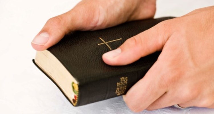 Si tu santo patrono es uno de los autores de los evangelios, lleva una biblia como parte de tu disfraz.