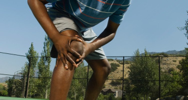 La ruptura del tendón rotuliano causa dolor en la parte superior de la rodilla.