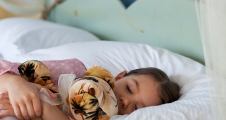 El uso de la guarda bucal detiene el rechinido de dientes cuando un niño duerme.