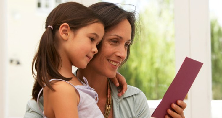 Madre e hija leyendo una tarjeta de bienvenida.