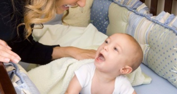Habla frecuentemente con tu bebé para desarrollar el habla temprana.