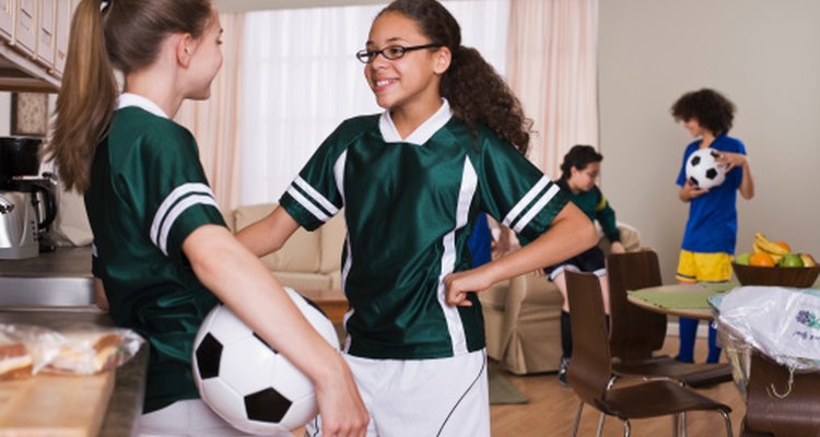 Los deportes de la escuela secundaria proveen ejercicio e interacción social.