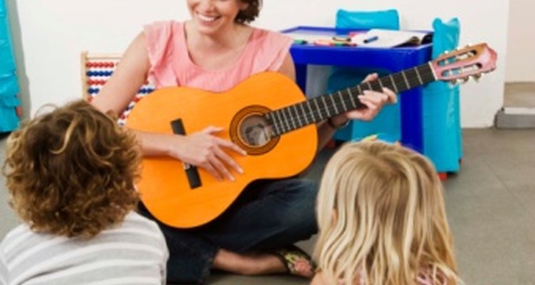 Puedes enseñarle mensajes positivos a los niños a través de canciones de acompañamiento.