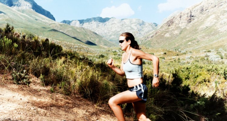 Correr en senderos provee una superficie más suave que puede reducir las lesiones.