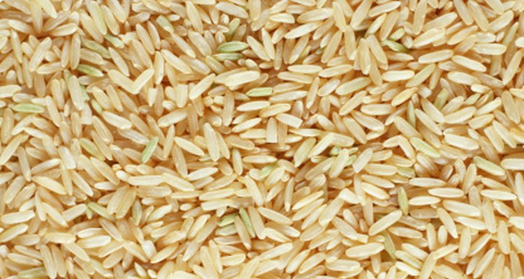 El arroz integral ayuda a controlar los niveles de azúcar en la sangre.