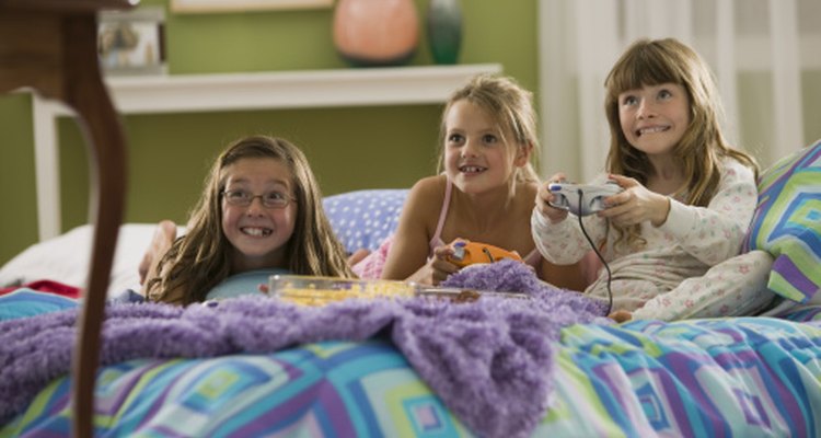 Los niños necesitan espacio para actividades como jugar video juegos o mirar televisión durante una pijamada.