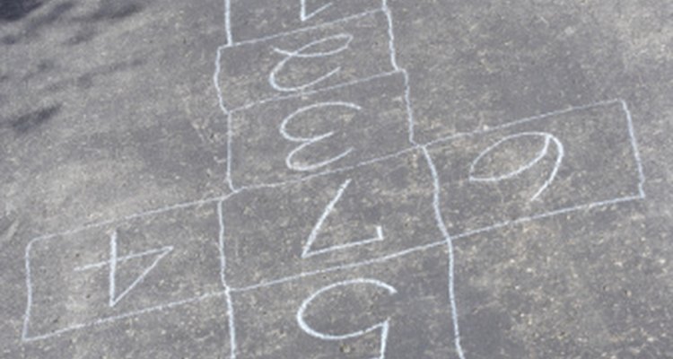 Los niños pueden saltar en los números escritos con tiza.