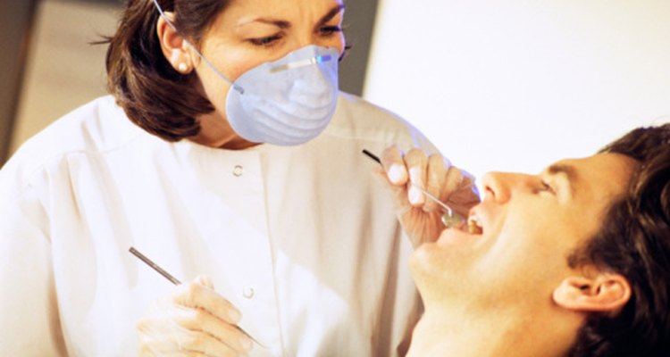 Pregúntale a tu dentista cuándo puedes volver a hacer ejercicio y beber alcohol luego de la extracción de la muela de juicio.