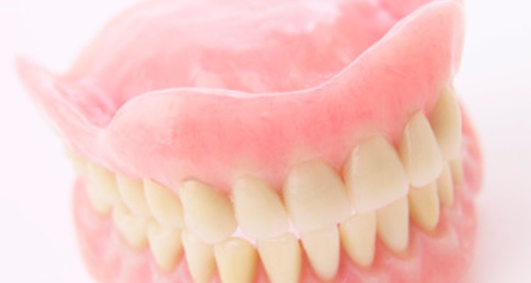 Los dientes postizos a menudo están hechos de una resina acrílica, un plástico transparente.