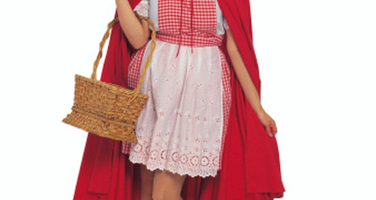 Un vestido rojo y una capa pueden ayudarte a crear un disfraz de Caperucita Roja.