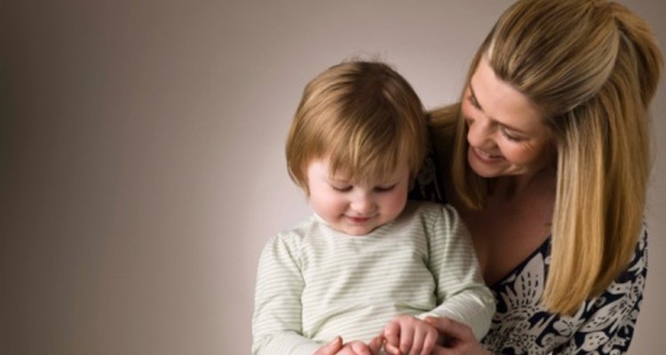 A medida que los bebés crecen y cambian, desarrollan habilidades motrices finas cuando se involucran en una variedad de actividades diferentes.