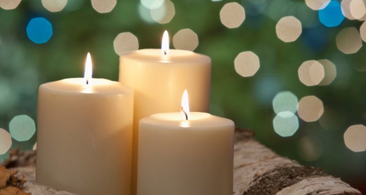 Decorate plain candles with henna for a touch of style.