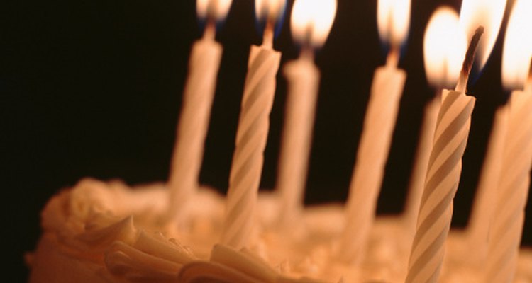 Sírvele al invitado de honor su pastel favorito durante su fiesta de cumpleaños.