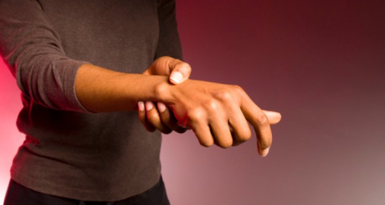 Esguinces, tendinitis y artritis pueden causar dolor en la muñeca durante el ejercicio.