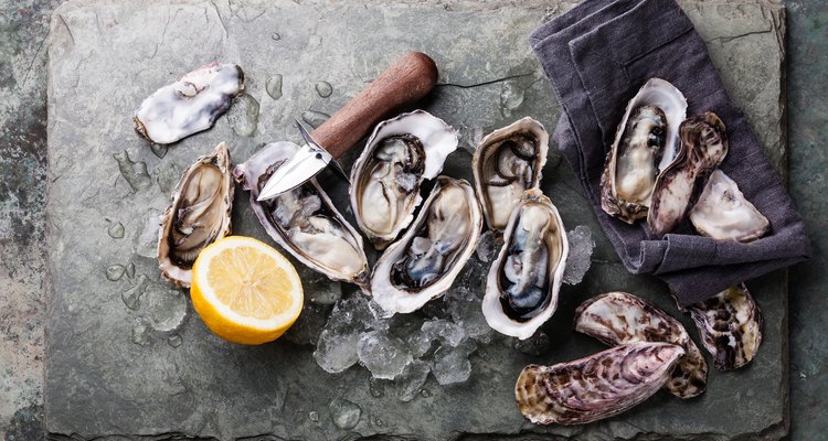 Oysters with ice and lemon