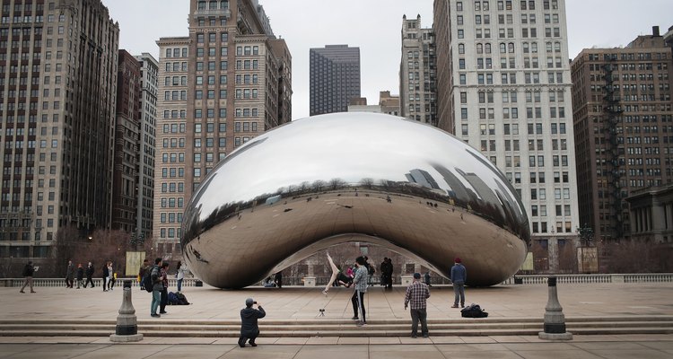 Giant reflective bean sculpture in Millennium Park, Chicago