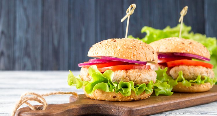 Turkey Burgers with lettuce, tomato and onion