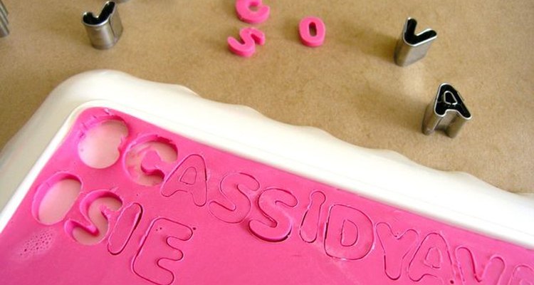 Crea los nombres, las palabras o las formas con cortadores para galletas pequeños.