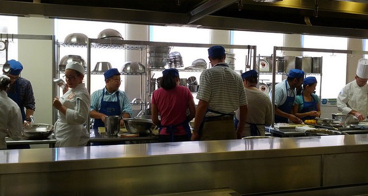 Alumnos trabajando en una cocina del Instituto Culinario Francés de San Francisco