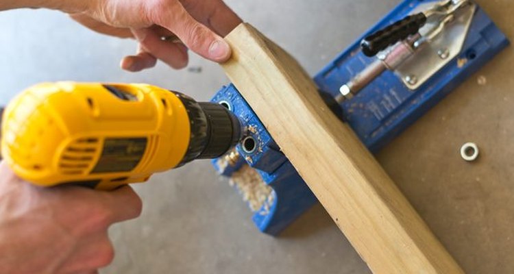 Perfora los agujeros en la madera.
