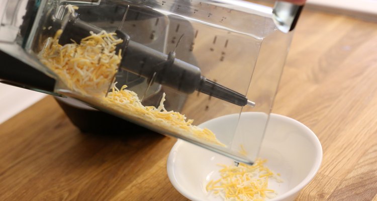 Use o liquidificador para moer queijo