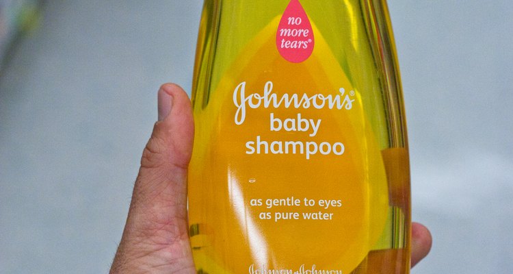 El champú natural para bebés de Johnson está hecho con una suave fórmula, sin lágrimas, agradable para los ojos.