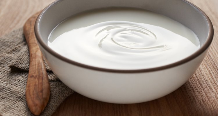El yogur común contiene más agua que el griego.
