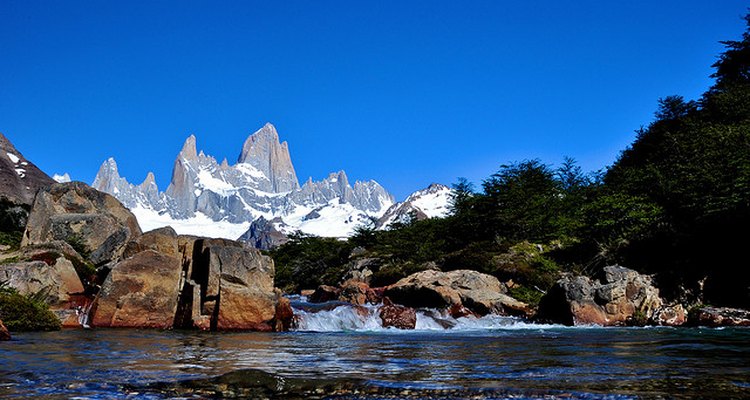 Panorámica de una montaña nevada y un arroyo en la Patagonia Argentina.