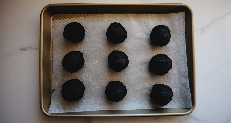Set the cake balls aside on a lined baking tray.