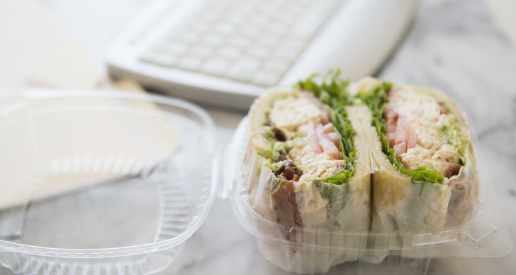 Si habitualmente comes en el trabajo, probablemente ya estás cansada de los típicos sándwiches de jamón y queso o de atún.