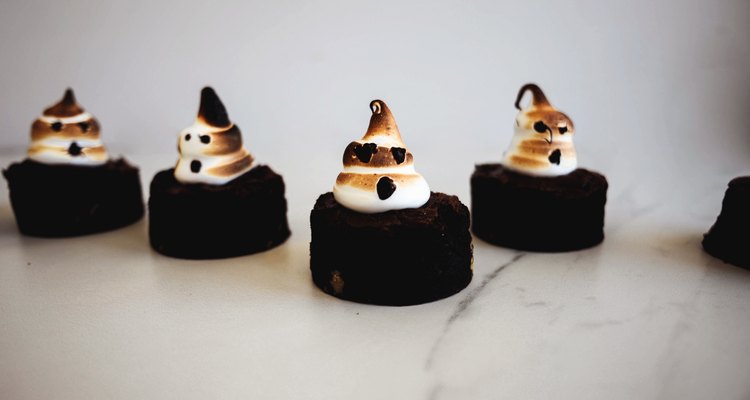 These ghost brownies are very delicious and perfect for Halloween!