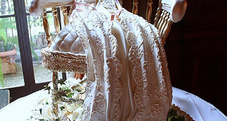 El vestido de primera comunión está creado con chocolate blanco y el almohadón es una torta glaseada.