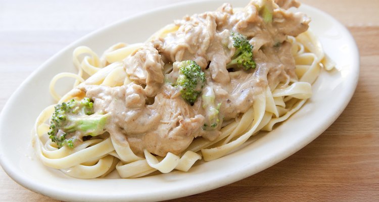 Cocina el fettuccine "al dente" para obtener el mejor sabor.