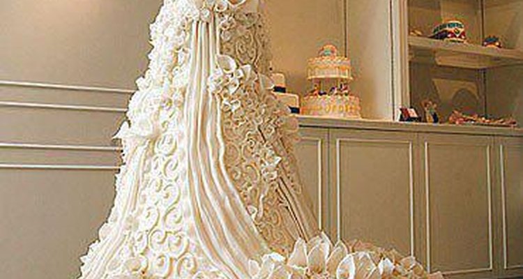 Esta torta de bodas luce como un vestido de novia real.