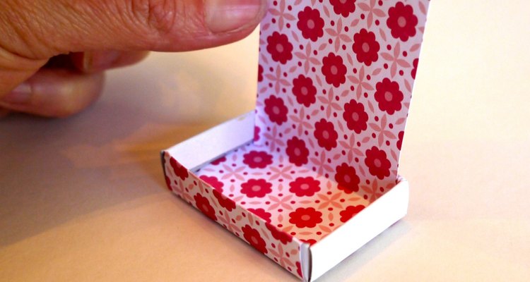 Envuelve el papel alrededor del cajón de la caja de fósforos y asegúralo con pegamento.