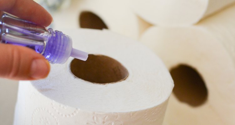 Coloca unas gotas de aceite esencial dentro del rollo de papel higiénico.